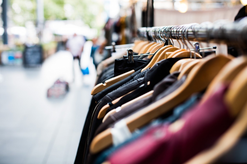 magasin-SPERACEDES-min_blur_close_up_focus_hanger_jacket_market_people_rack-1176303